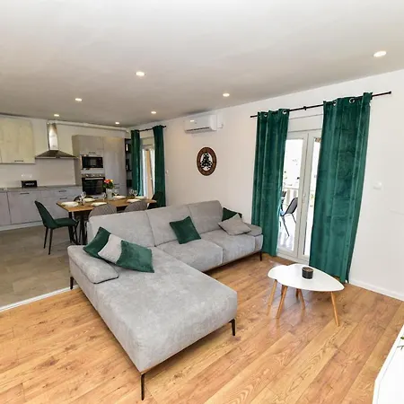 Apartment Dora *