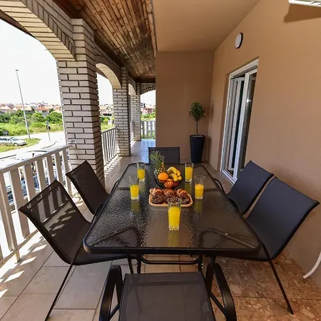 Appartement Dora *